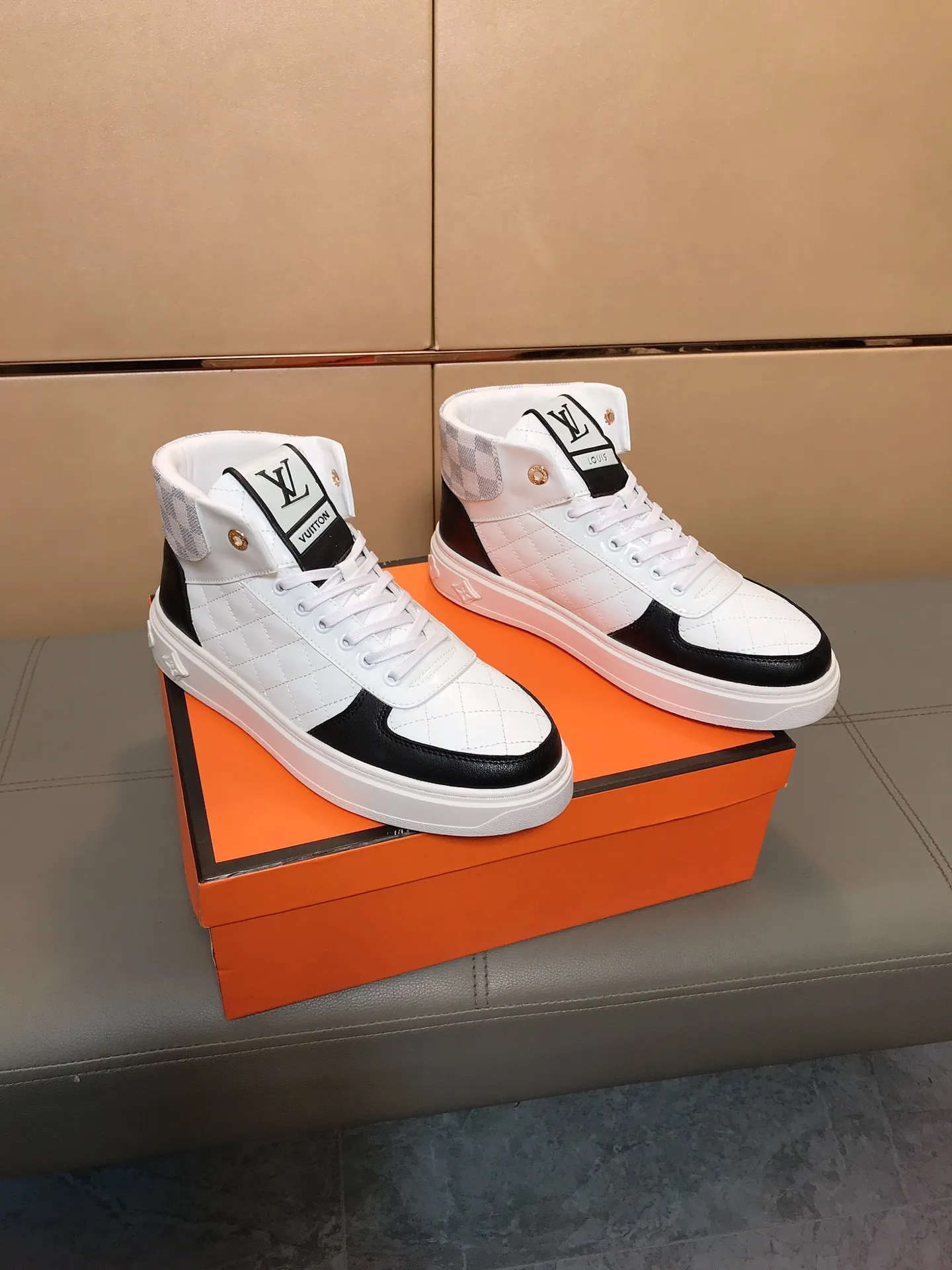 Factory price 400 👟👟🤝 (LV Louis Vuitton) New Korean style high-top casual shoes for men [Proud] hot style, imported cowhide with original printing, genuine leather lining, wear-resistant and non-slip rubber outsole. If you are still worried about wearing matching shoes, then these shoes are your best choice! Code number: 38-44